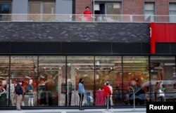 Las tiendas de Nueva York funcionarán con recogida en la puerta. No será posible entrar a revisar la mercancía.