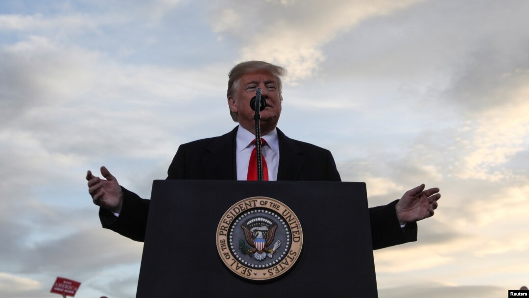 Tổng thống Mỹ Donald Trump phát biểu với người ủng hộ tại Phi trường Missoula, bang Montana, ngày 18/10/2018.