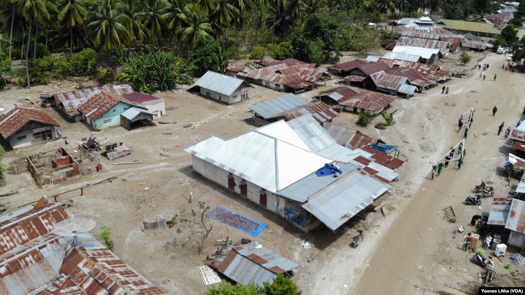 Foto udara yang diambil pada 1 Mei 2019 memperlihatkan sebagian dari Luasan wilayah desa Bangga pasca peristiwa banjir bandang pada tanggal 29 April 2019. (Foto: VOA/Yoanes Litha)
