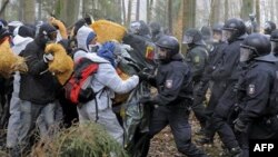 Німецькі активісти блокують перевезення ядерниих відходів з Франції