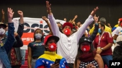 베네수엘라 총선 다음날인 7일, 수도 카라카스에서 개표 결과를 지켜보던 통합사회당(PSUV) 지지자들이 환호하고 있다.