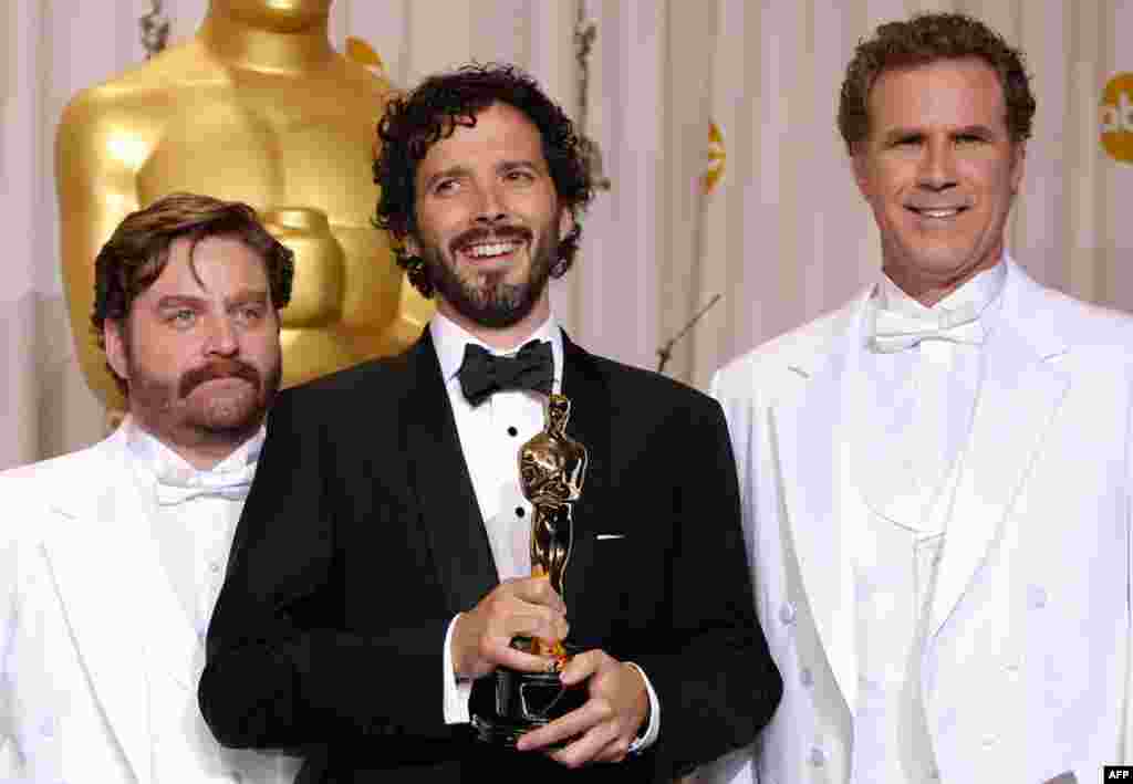 Bret McKenzie (giữa), đứng cùng với 2 diễn viên giới thiệu chương trình Zach Galifianakis và Will Ferrell, nhận giải Oscar cho ca khúc cho nhạc phim hay nhất trong phim 'Man or Muppet.' (AP)