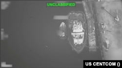 미 중부사령부(CENTCOM)가 7월 23일 공개한 영상 캡쳐 화면. 중부사령부가 이란 군사 목표물이라고 밝힌 선박을 타격하고 있다.