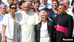 Pope Francis poses with Archbishop of Rouen Dominique Lebrun (R), Roselyne and Chantal Hamel, sisters of Father Jacques Hamel, at the end of his weekly audience at the Vatican, Sept. 14, 2016. 