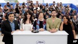 Para anggota juri, dari kiri ke kanan: Panos H. Koutras, Nadine Labaki, Isabella Rossellini, Tahar Rahim dan Haifaa Al-Mansour di Cannes, Perancis selatan (14/5). (AP/Thibault Camus)