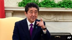 Le Premier ministre japonais Shinzo Abe dans le bureau ovale de la Maison Blanche à Washington, le 7 juin 2018.