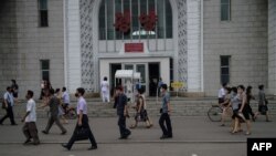 지난 13일 북한 평양 기차역 입구에 신종 코로나바이러스 방역을 위한 검사대를 설치했다.