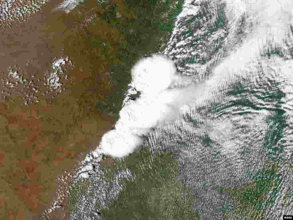 Gambar yang diambil oleh NASA menunjukkan sistem badai yang menimbulkan tornado F-4 di Moore, Oklahoma (20/5). 