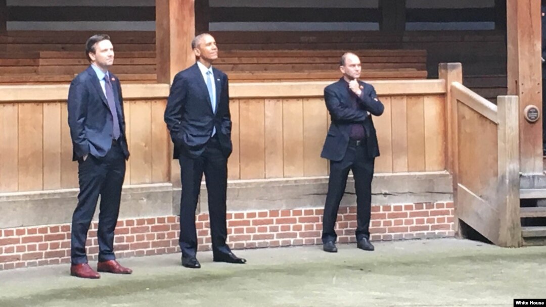 AQSh Prezidenti Barak Obama (markazda) Londondagi "Globus" teatrini ko'zdan kechirmoqda, 23-aprel, 2016-yil
