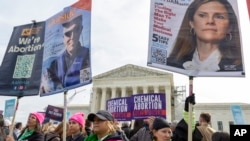 Các nhà hoạt động về quyền phá thai và chống phá thai biểu tình bên ngoài Tòa án Tối cao Hoa Kỳ ngày 26/3/2024 đang xét xử vụ kiện FDA chấp thuận thuốc phá thai mifepristone. 