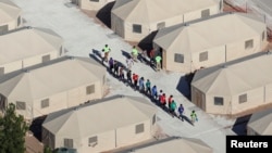 Anak-anak imigran, banyak di antaranya yang telah terpisah dari orang tuanya di bawah kebijakan “tanpa toleransi” dari pemerintahan Trump, ditampung di tenda-tenda dekat perbatasan Meksiko di Tornillo, Texas, AS (foto: Reuters/Mike Blake)