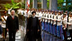 El presidente de Cuba, Miguel Díaz-Canel, a la izquierda, y el presidente de Irán, Ebrahim Raisi, caminan frente a la guardia de honor durante su visita a La Habana, Cuba, el jueves 15 de junio de 2023. 