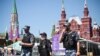 ARHIVA - Ruska policija i članovi Nacionalne garde noseći maske šetaju po Crvenom trgu u Moskvi, 18. juna 2021.