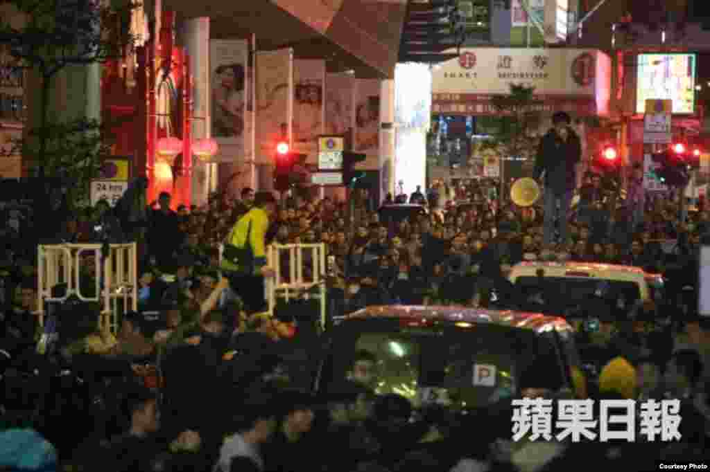 旺角街头夜市大年初一晚爆发激烈警民冲突 (苹果日报) 