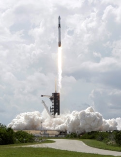 El momento del lanzamiento de la capsula Crew Dragon el sábado 30 de mayo de 2020 desde Cabo Cañaveral, Florida.