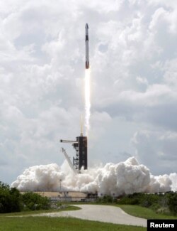 El momento del lanzamiento de la capsula Crew Dragon el sábado 30 de mayo de 2020 desde Cabo Cañaveral, Florida.