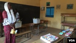 Dans une salle de Classe à Niamey, Niger, le 21 février 2016. (VOA/Nicolas Pinault)