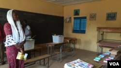 Une dame se tient dans une salle de classe, dans une école, à Niamey, Niger, 21 février 2016. (VOA/ Nicolas Pinault).