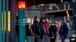 Ljudi nose maske čekaju voz na stanici podzemne željeznice u Frankfurtu, Njemačka, 12. mart 2021. 