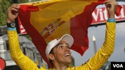 Pebalap Alberto Contador setelah menjuarai balapan Tour of France tahun 2010 (foto: dok).