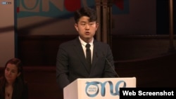 탈북민 김금혁 씨가 24일 영국 런던에서 열린 ‘2019 세계 젊은 지도자 정상회의 (One Young World Summit 2019)에서 연설했다.