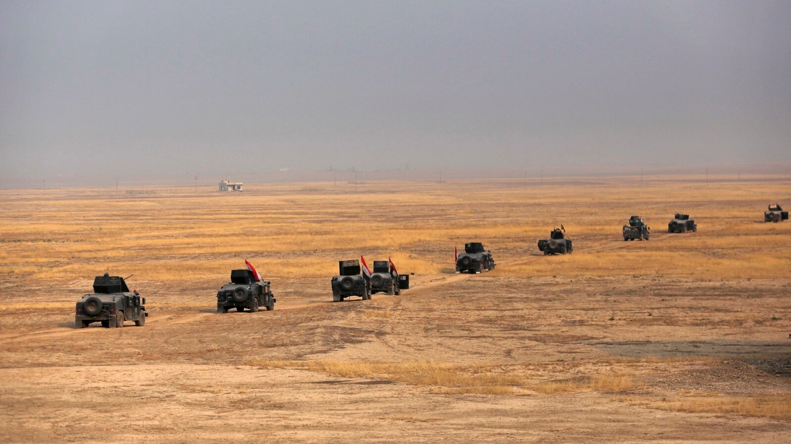 Iraq's elite counterterrorism forces prepare to attack Islamic State positions as fighting to retake the extremist-held city of Mosul enters its second week, in the village of Tob Zawa, outside Mosul, Oct. 24, 2016. 