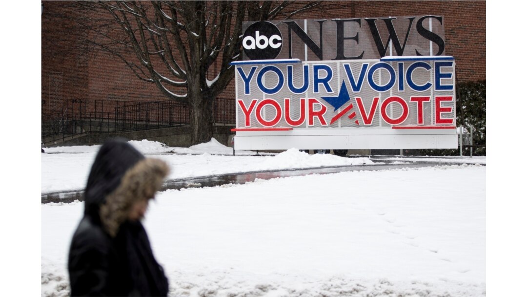 Seseorang berjalan di kampus Saint Anselm College, Jumat, 7 Februari 2020, menjelang debat partai Demokrat di Manchester, N.H. (Foto: AP / Matt Rourke)