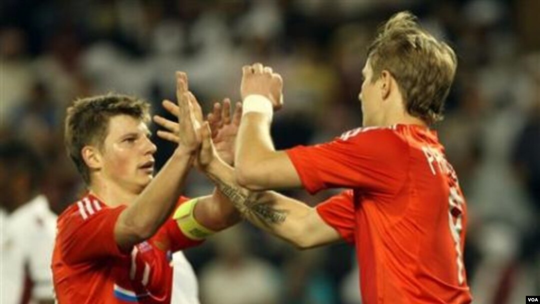 Roman Pavlyuchenko, kanan, merayakan golnya dengan Andrey Arshavin dalam laga persahabatan melawan Qatar di Stadion Al-Sadd, Doha hari Selasa (29/3).