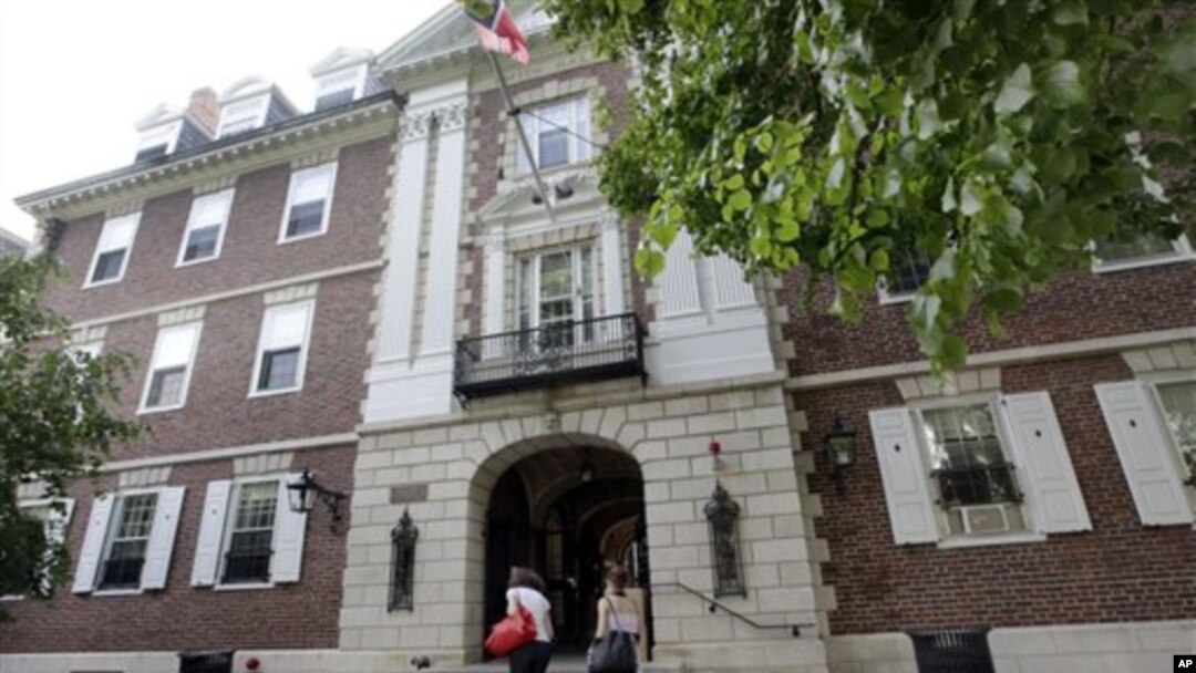 Peringkat atas pendidikan tinggi dunia masih didominasi perguruan tinggi AS dan Inggris, seperti Universitas Harvard di Cambridge, Massachusetts ini (foto: dok). 