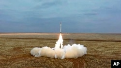 Arhiva - Na fotografiji koju je objavilo rusko Ministarstvo odbrane 19. februara 2022, vidi se ispaljivanje rakete "Iskaner-K" tokom vojne vežbe u Rusiji.
