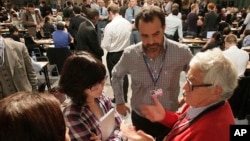 Delegates talk in small groups during U.N. Climate Change talks in Warsaw, Poland, Nov. 23, 2013. 