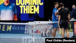 Novak Đoković i Dominik Tim na mreži posle polufinalnog meča završnog turnira sezone u O2 Areni u Londonu (Foto: Reuters/Paul Childs) 