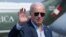 El presidente de EEUU, Joe Biden, saluda antes de abordar el avión presidencial hacia California para eventos de recaudación de fondos el 19 de junio de 2023.