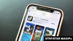 18일 미 상무부는 국내에서 중국 기업의 SNS엡 '틱톡(Tiktok)'과 '위챗(WeChat)' 다운로드를 20일부터 금지한다고 밝혔다. 