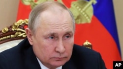 ប្រធានាធិបតី​​រុស្ស៊ី​លោកVladimir Putin ធ្វើ​ជាប្រធាន​កិច្ចប្រជុំ​ជាមួយ​សមាជិក​រដ្ឋាភិបាល តាមរយៈ​សន្និសីទ​តាមទូរស័ព្ទ​នៅទីក្រុងមូស្គូ កាលពី​ថ្ងៃព្រហស្បតិ៍ ទី១០ ខែមីនា ឆ្នាំ២០២២។ (AP)