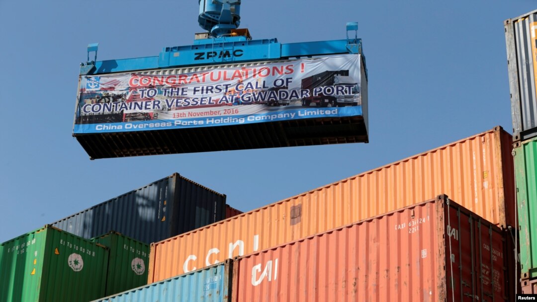 Sebuah kontainer sedang dimuat ke kapal kontainer China pertama yang berlayar setelah peresmian pelabuhan Koridor Ekonomi China Pakistan di Gwadar, Pakistan, 13 November 2016.