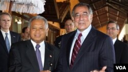 Menteri Pertahanan Indonesia Purnomo Yusgiantoro (kiri) dan Menteri Pertahanan Leon Panetta dalam pertemuan bilateral di Nusa Dua Bali (23/10).