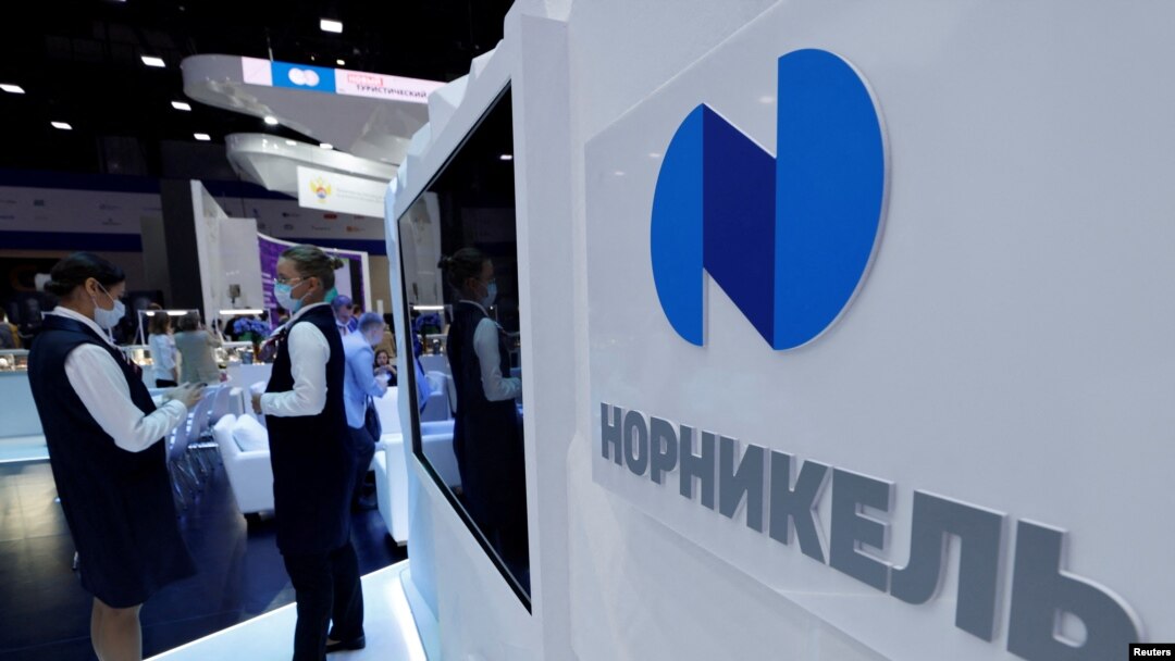 FILE: Logo perusahaan pertambangan Rusia Norilsk Nickel (Nornickel) selama Forum Ekonomi Internasional St. Petersburg (SPIEF) di Saint Petersburg, Rusia, 15 Juni 2022. (Maxim Shemetov/REUTERS)