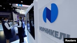 FILE: Logo perusahaan pertambangan Rusia Norilsk Nickel (Nornickel) selama Forum Ekonomi Internasional St. Petersburg (SPIEF) di Saint Petersburg, Rusia, 15 Juni 2022. (Maxim Shemetov/REUTERS)