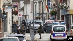 Des soldats français patrouillent dans les rues de Saint-Etienne-du-Rouvray, en France, le 26 juillet 2016.