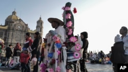 Los peregrinos llegan a la Basílica de Nuestra Señora de Guadalupe, en una de las peregrinaciones religiosas más grandes del mundo, que marca la fiesta de la patrona de América Latina, en la Ciudad de México, el jueves 12 de diciembre de 2024. AP