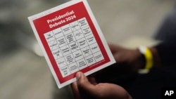 Розвага американських глядачів дебатів – відзначати на картці "бінго" згадані під час дискусії теми. 27 червня 2024 року. AP Photo/Rebecca Blackwell
