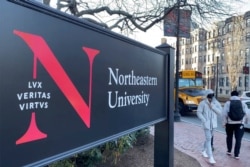 미국 매사추세츠주 보스턴에 있는 노스이스턴 대학 교정에서 한 학생이 마스크를 한 채 지나가고 있다.