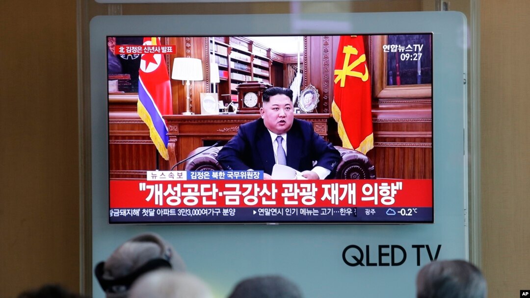 Orang-orang menyaksikan siaran pidato Tahun Baru pemimpin Korea Utara Kim Jong Un dari sebuah televisi di Stasiun Kereta Seoul, Korea Selatan, 1 Januari 2019.