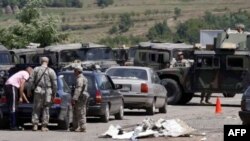 Американские солдаты из состава международных сил в Косово проверяют автомобили на сербско-косовской границе. 28 июля 2011г.