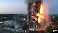 Foto yang dikirim oleh penduduk setempat Natalie Oxford tanggal 14 Juni 2017 ini, menunjukkan api kebakaran dan asap hitam dari Grenfell Tower, apartemen bertingkat 24 di London barat. (Foto: dok).