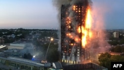 Foto yang dikirimkan oleh penduduk setempat Natalie Oxford ini, menunjukkan api kebakaran dan asap tebal yang berasal dari apartemen Grenfell Tower di London Barat, 14 Juni 2017. 