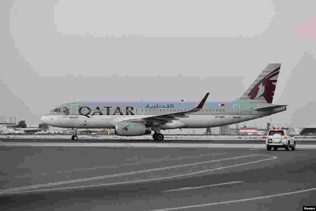 هواپیمای قطری حامل شهروندان آمریکایی آزادشده از ایران روز دوشنبه ۲۷ شهریور در قطر به زمین نشست