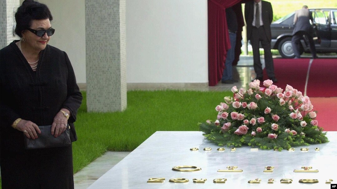 Jovanka Broz pored grobnice u kojoj je sahranjen bivši jugoslovenski predsednik Josip Broz Tito, 4. maj, 2001