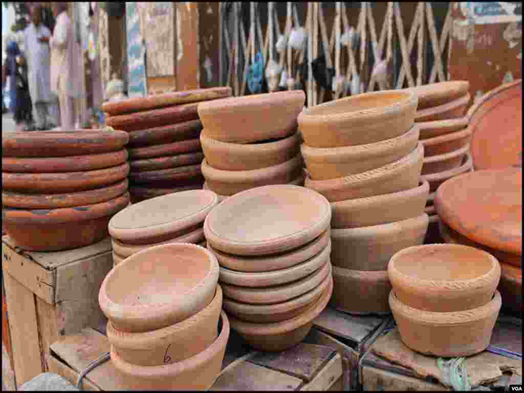 مٹی سے بنی پرندوں کو پانی پلانے کے لیے استعمال ہونے والی کونڈیوں کی قیمت 20 روپے سےلے کر 100 روپے تک ہے۔ 